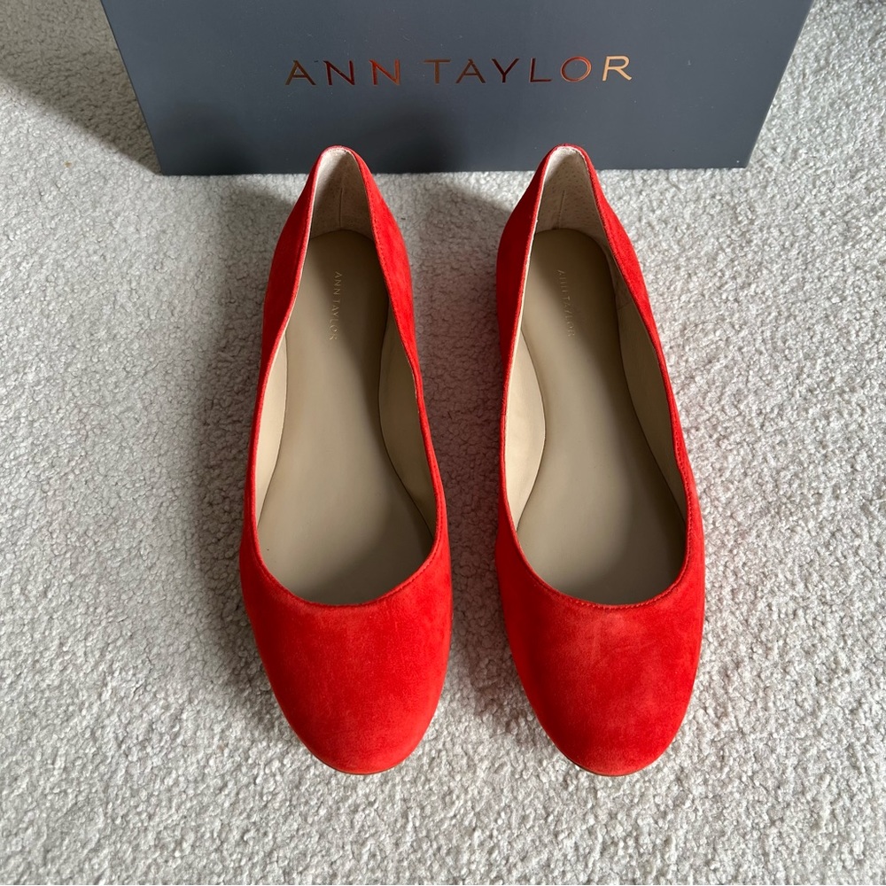 Ann Taylor NWT Size 8 Claya Suede Flats in Fire Glow Orange